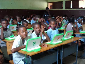 A cross-section of primary school pupils using tabletsImage source: Digitizeafrica.com